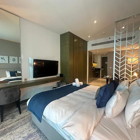 Business Bay Modern Studio With A Pool View At Damac Maison Prive Дубай Экстерьер фото